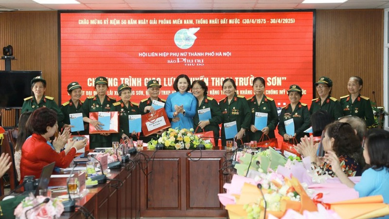 Chủ tịch Hội Liên hiệp Phụ nữ Hà Nội Lê Kim Anh tặng quà các bác Đại đội nữ lái xe Trường Sơn.