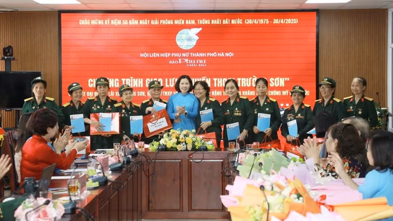 Chủ tịch Hội Liên hiệp Phụ nữ Hà Nội Lê Kim Anh tặng quà các bác Đại đội nữ lái xe Trường Sơn.