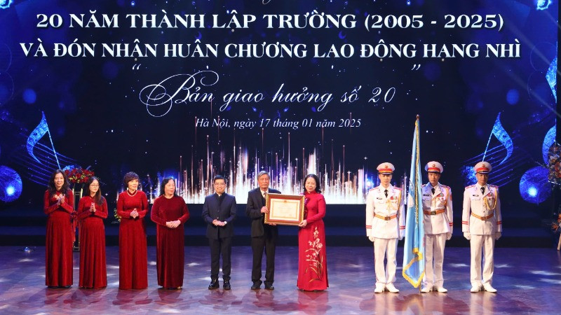 Phó Chủ tịch nước Võ Thị Ánh Xuân trao Huân chương Lao động hạng Nhì tặng Trường trung học cơ sở Đoàn Thị Điểm.