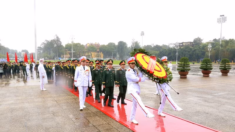 Đoàn đại biểu đặt vòng hoa vào Lăng viếng Chủ tịch Hồ Chí Minh.