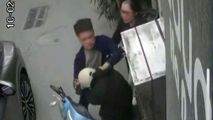 Tài xế ô-tô đánh tới tấp nam shipper sau va chạm giao thông. (Ảnh cắt từ clip)