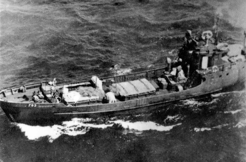 Trong kháng chiến chống Mỹ, thực hiện “Đánh địch mà đi, mở đường mà tiến”, với tinh thần “tất cả vì miền nam thân yêu”, những con tàu “Không số” của Hải quân nhân dân Việt Nam đã xuyên qua bão dông, vượt qua bao cuộc vây ráp của kẻ thù, chuyên chở hàng vạn tấn vũ khí, trang thiết bị và hàng nghìn lượt cán bộ, chiến sĩ từ miền Bắc vào chi viện cho chiến trường lớn miền nam, tạo nên huyền thoại “đường mòn Hồ Chí Minh” trên Biển Đông. (Ảnh: Tư liệu/TTXVN)