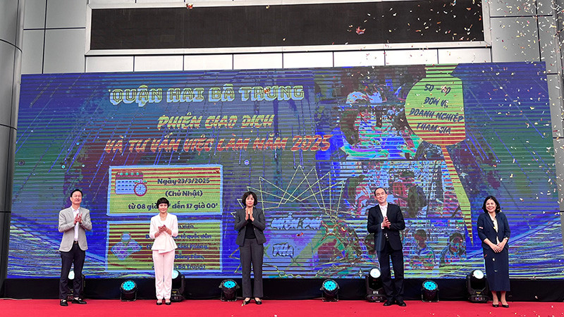 Khai mạc Phiên giao dịch và tư vấn việc làm quận Hai Bà Trưng năm 2025. (Ảnh: THU TRANG)