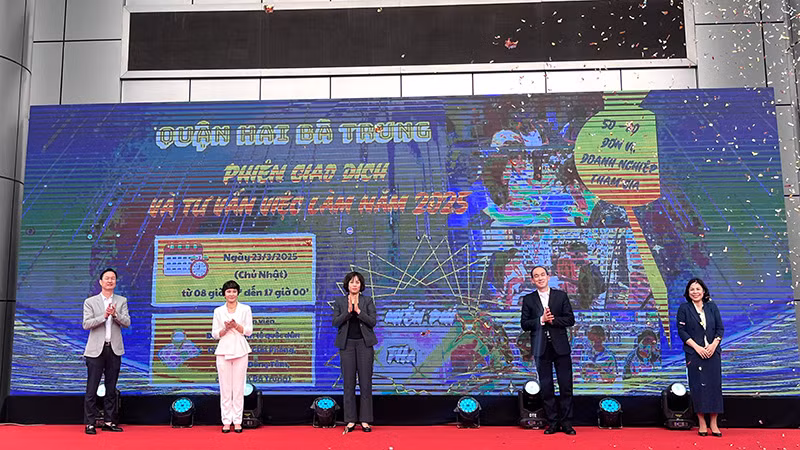 Phiên giao dịch và tư vấn việc làm quận Hai Bà Trưng năm 2025 trong tháng 3 vừa qua. (Ảnh nhandan.vn)