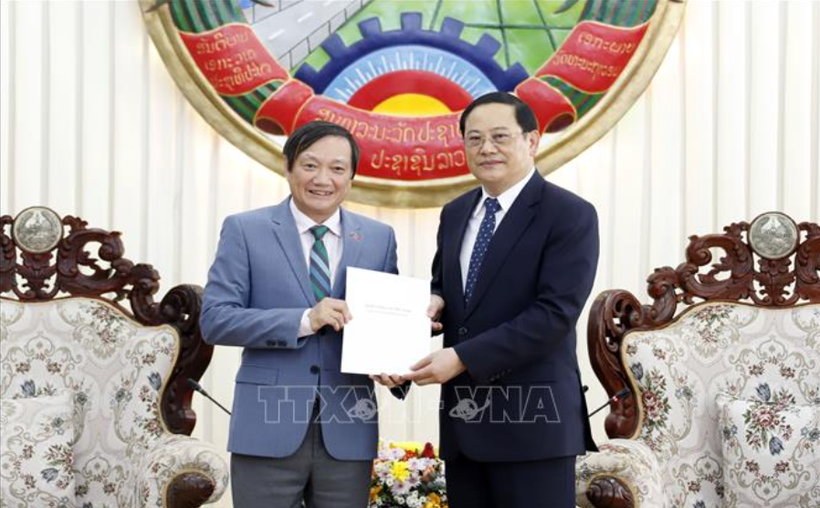 Đại sứ Việt Nam tại Lào Nguyễn Bá Hùng trao cho Thủ tướng Lào Sonexay Siphandone thư của Tổng Bí thư Nguyễn Phú Trọng gửi chúc mừng sinh nhật nguyên Chủ tịch Khamtai Siphandone. (Ảnh: Phạm Kiên - Phóng viên TTXVN tại Lào) 