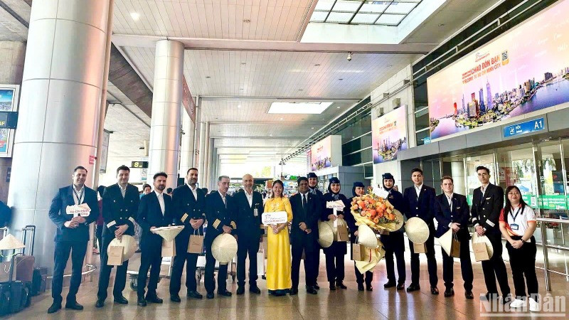 Những du khách trên chuyến bay Charter đầu tiên từ Iran đến Việt Nam tại sân bay Tân Sơn Nhất.