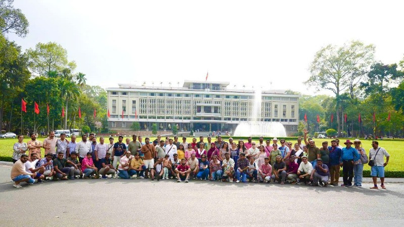 Khách du lịch quốc tế tham quan Dinh Độc Lập.