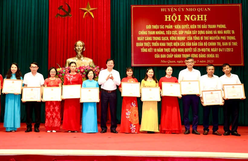 Khen thưởng các tập thể và cá nhân có thành tích xuất sắc trong thực hiện Nghị quyết số 29 của Trung ương.