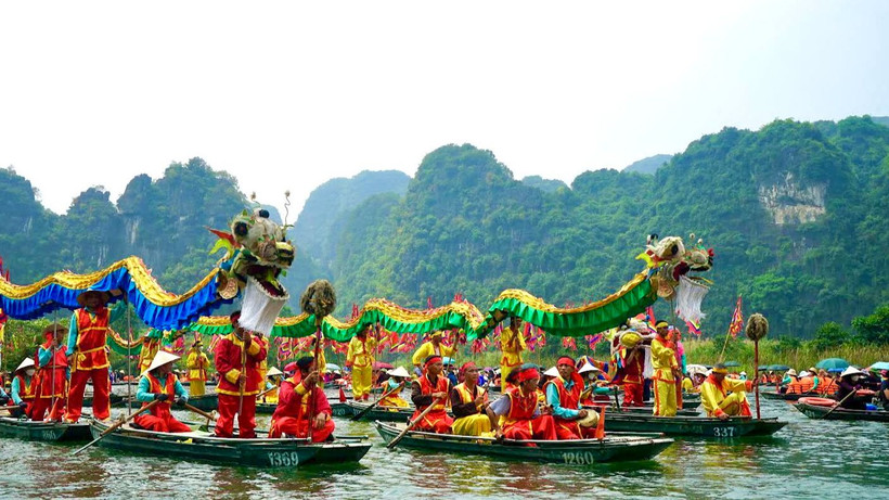 Độc đáo nghi lễ múa rồng trên sông tại Lễ hội Tràng An năm 2023. (Ảnh: Lê Hồng)