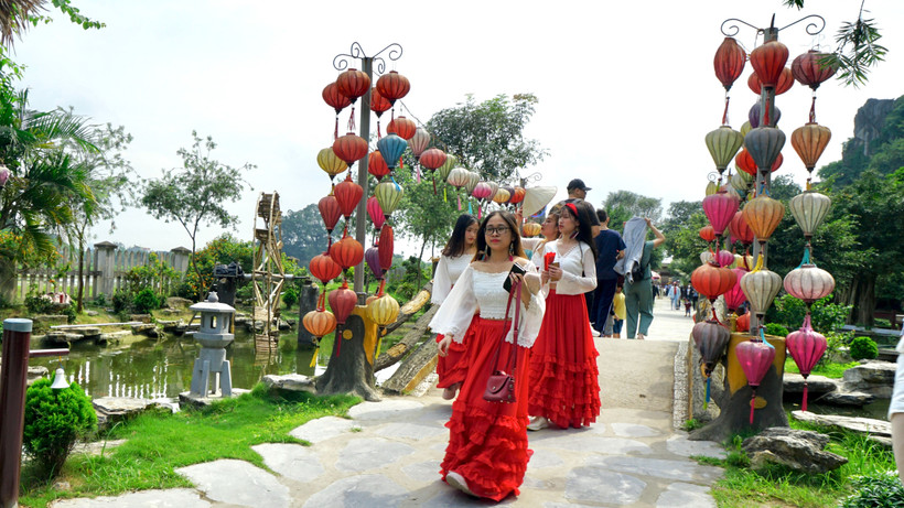 Khách du lịch tham quan, trải nghiệm tại khu du lịch Hang Múa, Ninh Bình. (Ảnh: Lê Hồng)