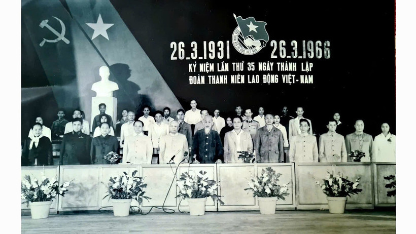  Đoàn chủ tịch Lễ kỷ niệm 35 năm thành lập Đoàn thanh niên Lao động Việt Nam. Trong ảnh: Đồng chí Nguyễn Thanh Tân (đứng hàng sau phía dưới tượng Bác Hồ).