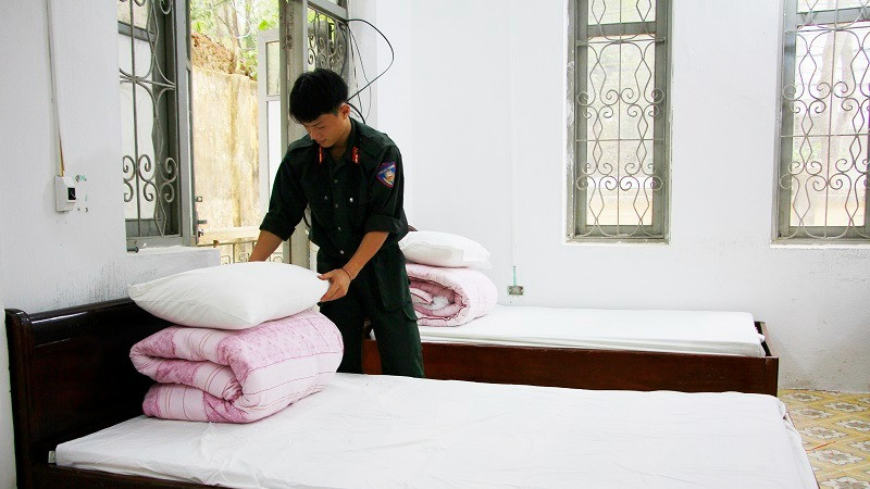 Chiến sĩ Công an tỉnh sắp xếp khu ở miễn phí dành cho người chờ thi sát hạch, cấp giấy phép lái xe.