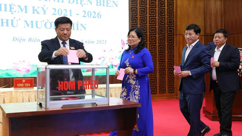 Đại biểu Hội đồng nhân dân tỉnh Điện Biên bỏ phiếu bầu Phó Chủ tịch Ủy ban nhân dân tỉnh đối với ông Lò Văn Cương.