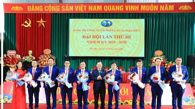 Đồng chí Huỳnh Kim Nhựt, Phó Tổng giám đốc, Chủ tịch Công đoàn cao-su Việt Nam tặng hoa chúc mừng các đồng chí được tín nhiệm bầu Ban Chấp hành Đảng bộ Công ty cổ phần cao-su Điện Biên, nhiệm kỳ 2025-2030. (Ảnh: TRUNG KIÊN)