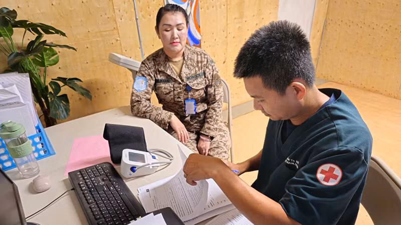 Bác sĩ Bệnh viện Quân y 175 kiểm tra sức khỏe cho cán bộ chiến sĩ nữ của tiểu đoàn Mông Cổ (Monbatt). (Ảnh: BVDC cấp 2 số 5 cung cấp)