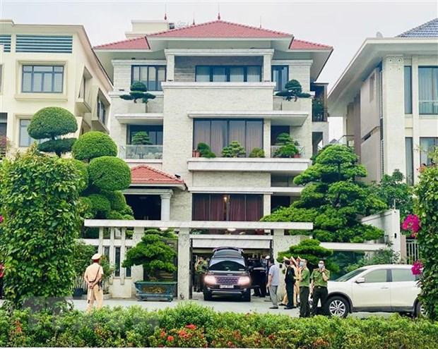 Cơ quan chức năng khám xét nhà của ông Phạm Hồng Hà, nguyên Chủ tịch UBND thành phố Hạ Long. (Ảnh: TTXVN)