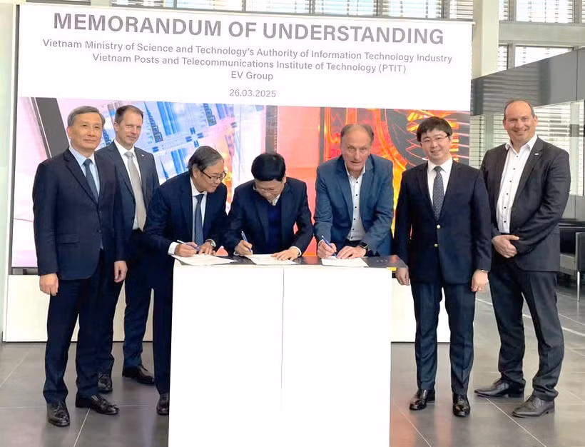 Thứ trưởng Khoa học và Công nghệ Bùi Hoàng Phương và Đoàn công tác chứng kiến lễ ký kết biên bản ghi nhớ giữa các đơn vị.