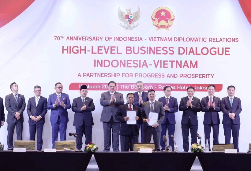 FPT và KMP Aryadhana trao đổi Hợp đồng khung trị giá 67 triệu USD trong chuyến thăm của Tổng Bí thư Tô Lâm tới Indonesia.