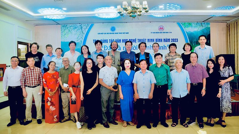 Các văn nghệ sĩ tham gia Trại sáng tác văn học nghệ thuật chủ đề “Đất và người Ninh Bình. (Ảnh: XUÂN TRƯỜNG)