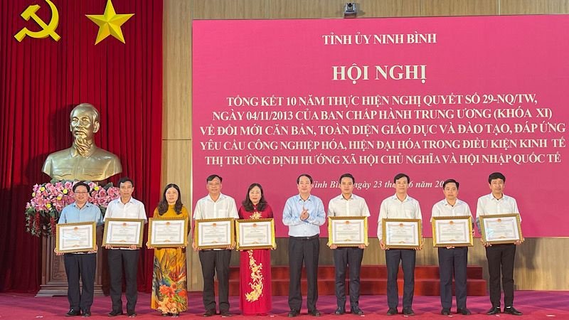 Các tập thể đón nhận bằng khen về thành tích xuất sắc thực hiện Nghị quyết số 29 của Trung ương. (Ảnh: XUÂN TRƯỜNG)