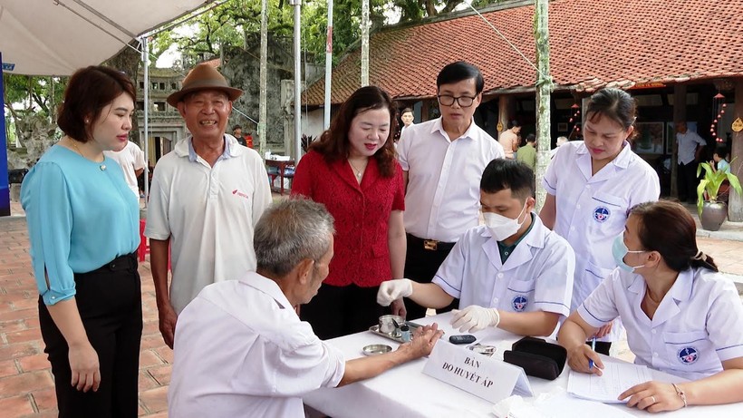Đông đảo người dân được khám bệnh, cấp phát thuốc miễn phí tại chương trình.