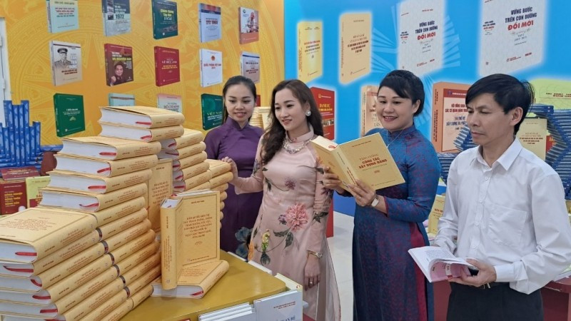 Độc giả tham quan không gian sách bảo vệ nền tảng tư tưởng của Đảng tại Trường đào tạo cán bộ Lê Hồng Phong, Hà Nội, tháng 4/2023. (Ảnh: Hoàng Lâm)