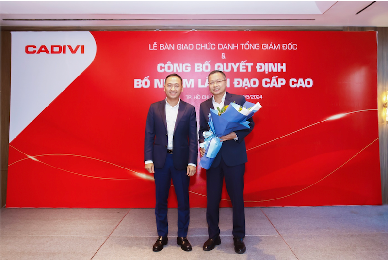 Ông Nguyễn Văn Tuấn - Tổng Giám đốc Tập đoàn GELEX, nguyên Chủ tịch HĐQT CADIVI tặng hoa cho tân Chủ tịch Lê Bá Thọ.