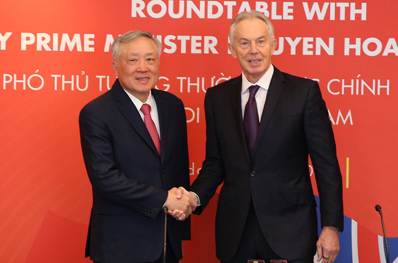 Phó Thủ tướng Thường trực Chính phủ Nguyễn Hòa Bình và nguyên Thủ tướng Anh Tony Blair. (Ảnh: VGP)