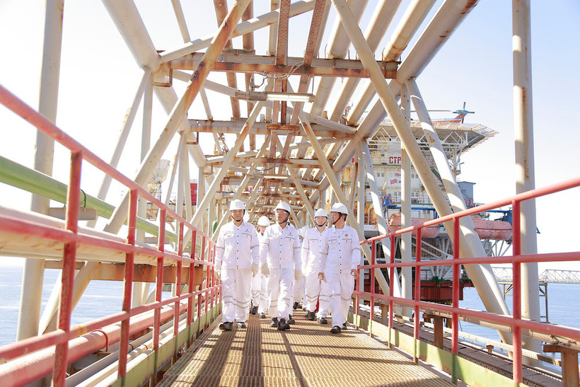 Đồng chí Trần Tuấn Anh, Ủy viên Bộ Chính trị, Trưởng Ban Kinh tế Trung ương kiểm tra hoạt động trên giàn Công nghệ Trung tâm số 2, mỏ Bạch Hổ.