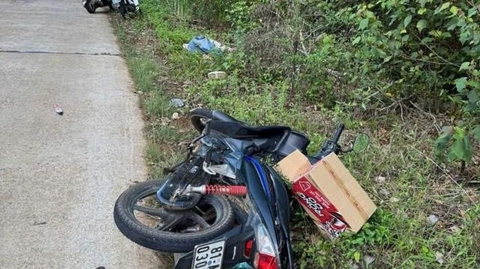 Phương tiện và nạn nhân được phát hiện bên lề đường.