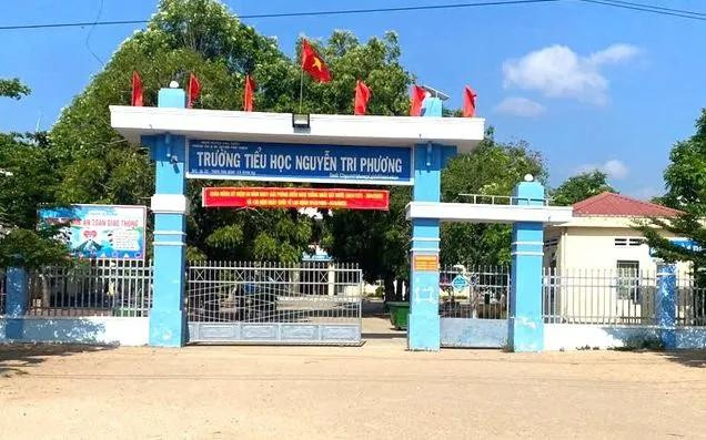 Ông L.V.L, giáo viên Trường Tiểu học Nguyễn Tri Phương, xã Ayun Hạ, huyện Phú Thiện bị tạm giữ để điều tra về hành vi dâm ô nhiều nữ sinh tiểu học.