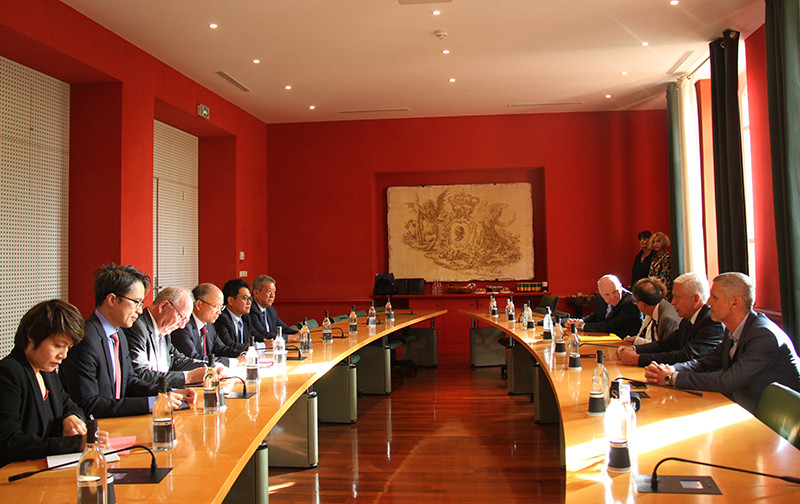 Đại sứ Việt Nam tại Pháp Đinh Toàn Thắng làm việc với ông Alexandre Vinciguerra, Ủy viên thường trực Hội đồng hành pháp vùng Corse, đặc trách kinh tế và tài chính, Chủ tịch Cơ quan phát triển Corse, đại diện cho Chủ tịch Hội đồng hành pháp vùng Corse.