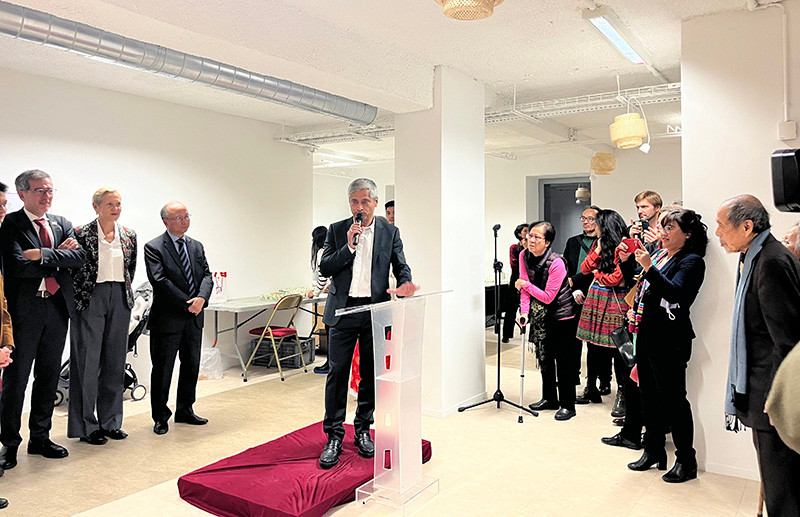 Ông Nguyễn Bình, Chủ tịch Hiệp hội Foyer Vietnam, giới thiệu về những hoạt động tại số 80, phố Monge ở quận 5 (Paris) gồm nhà hàng và không gian tổ chức các sự kiện quảng bá và kết nối về Việt Nam. Ảnh: Khải Hoàn.