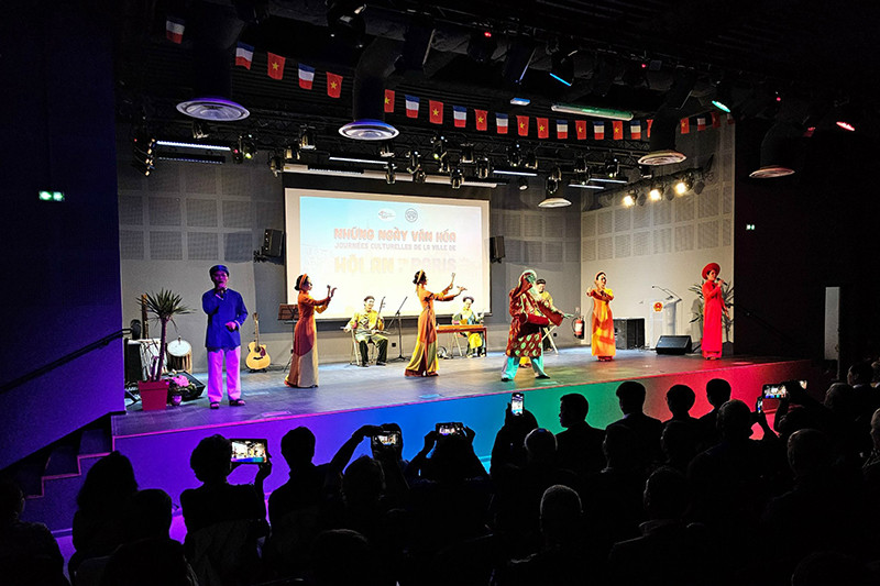 Trong hai ngày 29 và 30/8, Ủy ban nhân dân thành phố Hội An phối hợp Trung tâm Văn hóa Việt Nam tại Pháp tổ chức chương trình nghệ thuật “Những ngày văn hóa Hội An tại Paris" nhằm quảng bá nghệ thuật dân gian và các làng nghề truyền thống. (Ảnh: Minh Duy)