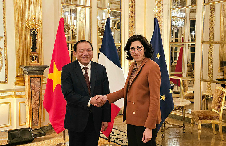 Bộ trưởng Văn hóa Pháp Rima Abdul Malak chào đón Bộ trưởng Văn hóa, Thể thao và Du lịch Nguyễn Văn Hùng tới thăm và làm việc tại Pháp. Ảnh: Minh Duy.