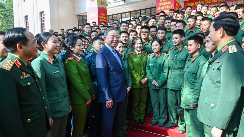 Tổng Bí thư Tô Lâm cùng các đồng chí lãnh đạo Bộ Quốc phòng và các đại biểu. (Ảnh: DUY LINH)