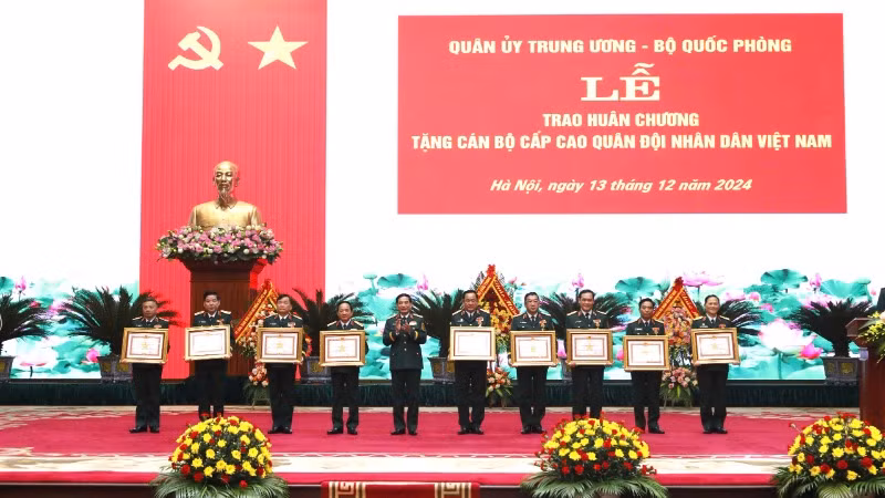 Bộ trưởng Quốc phòng Phan Văn Giang trao Huân chương Quân công hạng Ba tặng các đồng chí lãnh đạo Bộ Quốc phòng, Bộ Tổng Tham mưu, Tổng cục Chính trị.