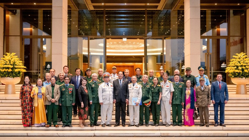 Phó Chủ tịch Quốc hội Trần Quang Phương chụp ảnh lưu niệm cùng Đoàn Cựu chiến binh tỉnh Thanh Hóa chiến đấu tại chiến trường Quảng Nam. 