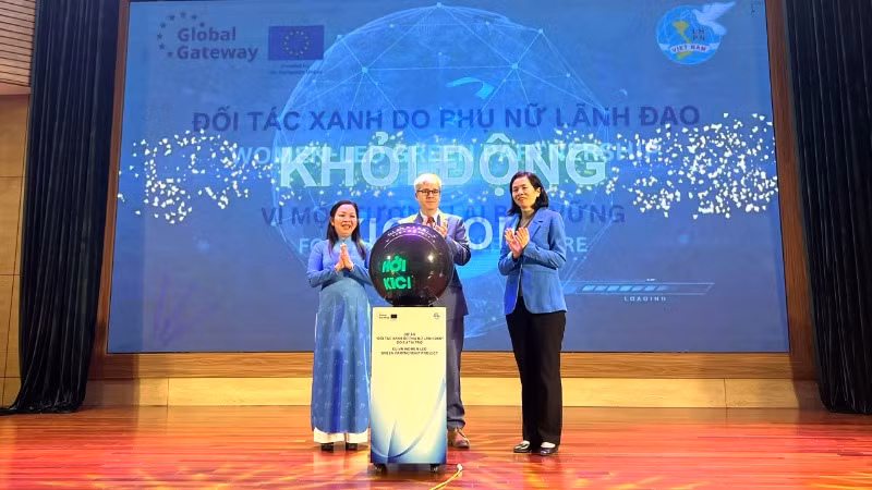 Các đại biểu thực hiện nghi thức khởi động Dự án.