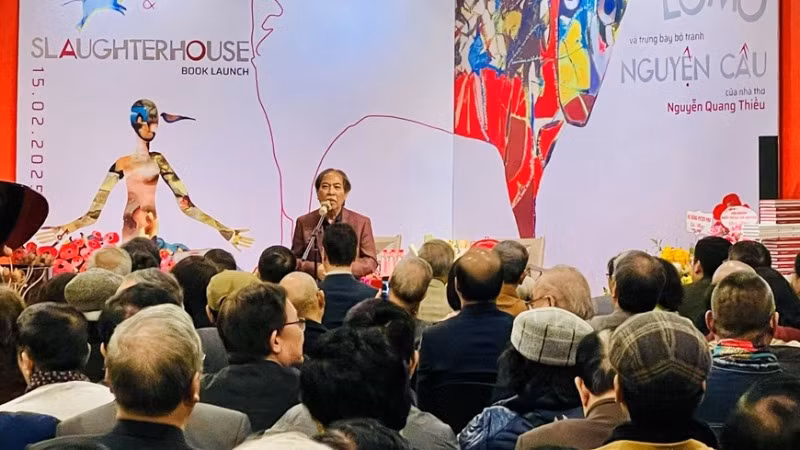 Nhà thơ Nguyễn Quang Thiều chia sẻ tại lễ ra mắt sách và triển lãm tranh.