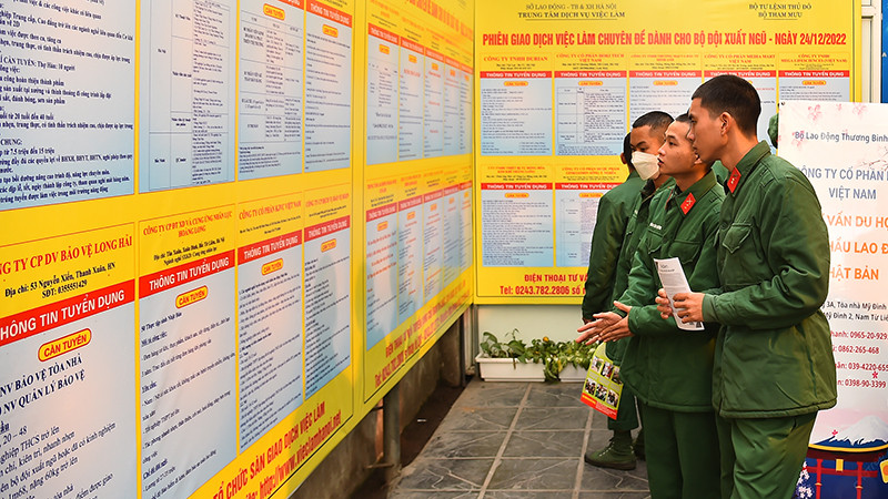 Các quân nhân sắp hoàn thành nghĩa vụ quân sự tìm hiểu thông tin tại phiên giao dịch việc làm. (Ảnh: THỦY NGUYÊN).