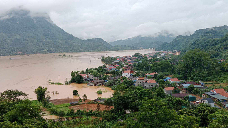 Nước ngập cánh đồng và cả nhà dân ở xã Nam Cường, huyện Chợ Đồn, tỉnh Bắc Kạn. (Ảnh: TUẤN SƠN)