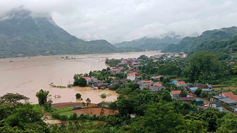 Nước ngập cánh đồng và cả nhà dân ở xã Nam Cường, huyện Chợ Đồn, tỉnh Bắc Kạn. (Ảnh: TUẤN SƠN)