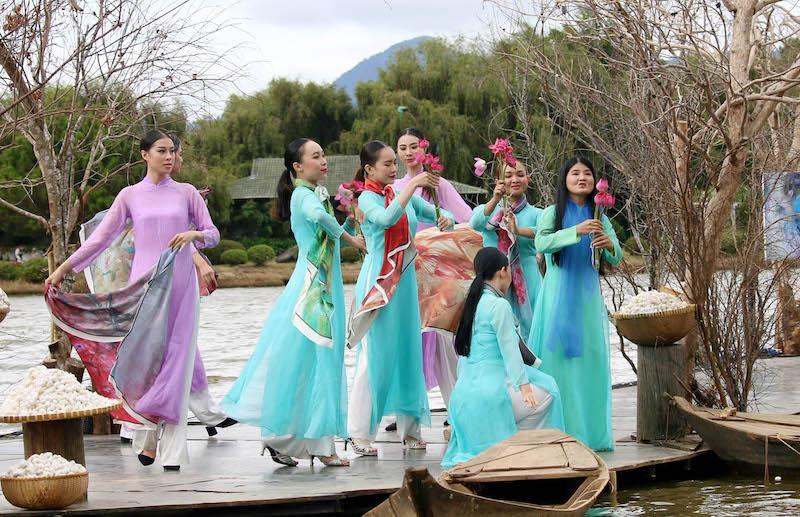 Sắc màu tơ lụa.