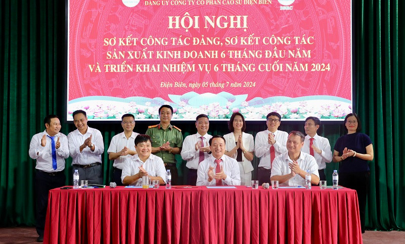 Đại diện các nông trường cao-su Điện Biên, Tuần Giáo, Mường Chà ký kết giao ước thi đua tăng tốc sản xuất, hoàn thành xuất sắc nhiệm vụ.