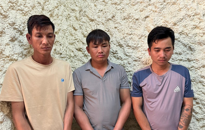 Các đối tượng khi bị công an bắt giữ cùng tang vật.