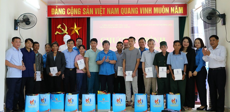 Đoàn công tác Công đoàn Viên chức Việt Nam và công đoàn các bộ, ban, ngành Trung ương trao quà tặng các gia đình chính sách tại huyện Mường Chà, tỉnh Điện Biên.
