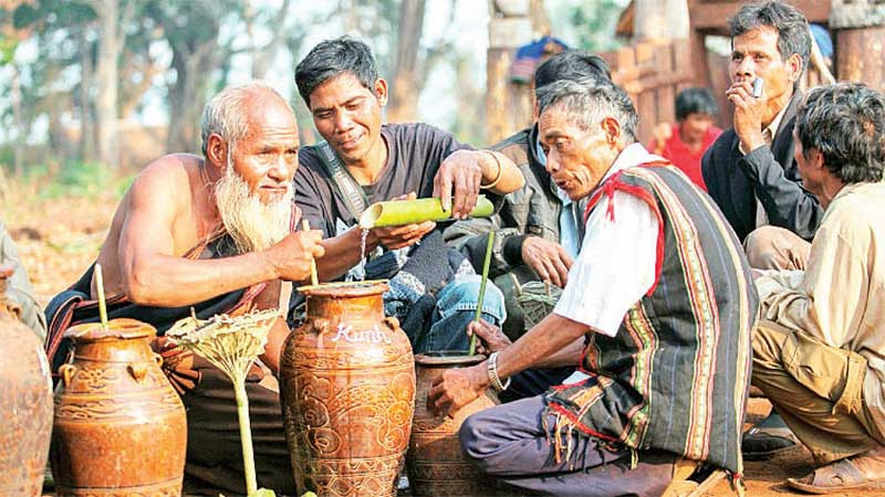 Phong tục mời rượu ghè, không thể thiếu trong các dịp lễ, hội hoặc khách đến nhà của đồng bào Bahnar.