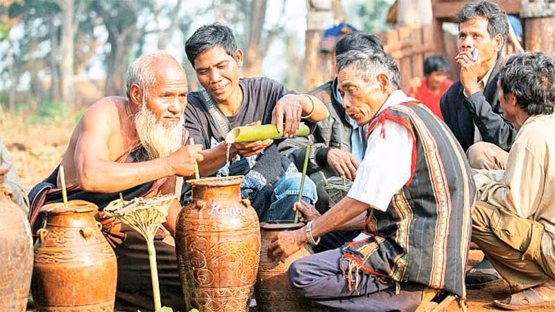 Phong tục mời rượu ghè, không thể thiếu trong các dịp lễ, hội hoặc khách đến nhà của đồng bào Bahnar.