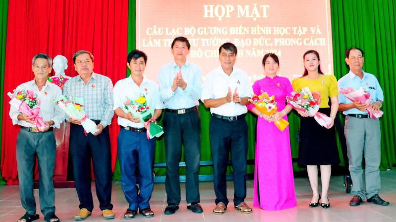 Câu lạc bộ gương điển hình học tập và làm theo tư tưởng, đạo đức, phong cách Hồ Chí Minh kết nạp thành viên mới. (Ảnh: HOÀNG TRUNG)